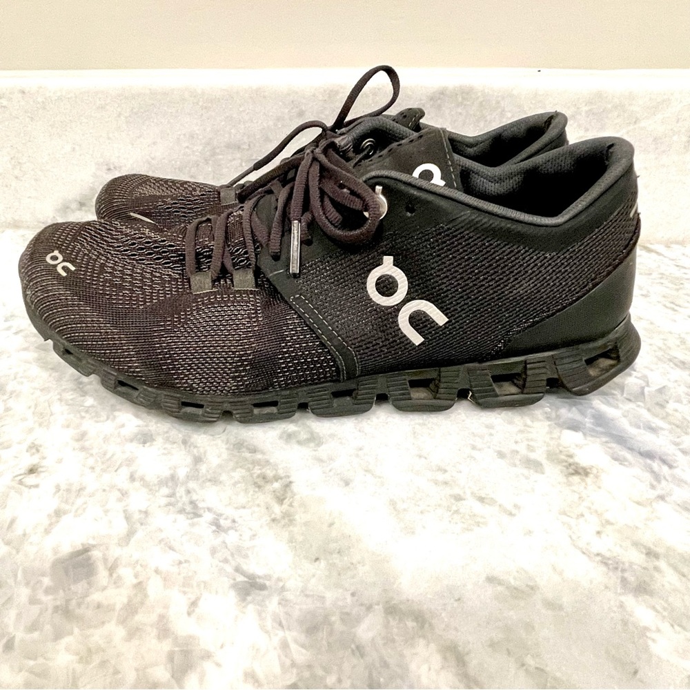 On Cloud/ On Running women’s black shoes. Size 8.5